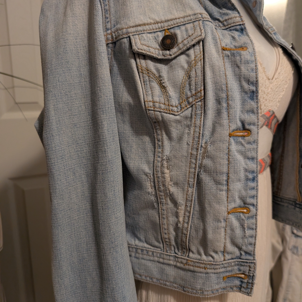 🧥 Hollister Lightwash Distressed Denim Trucker Jacket (like new) Sustainable
